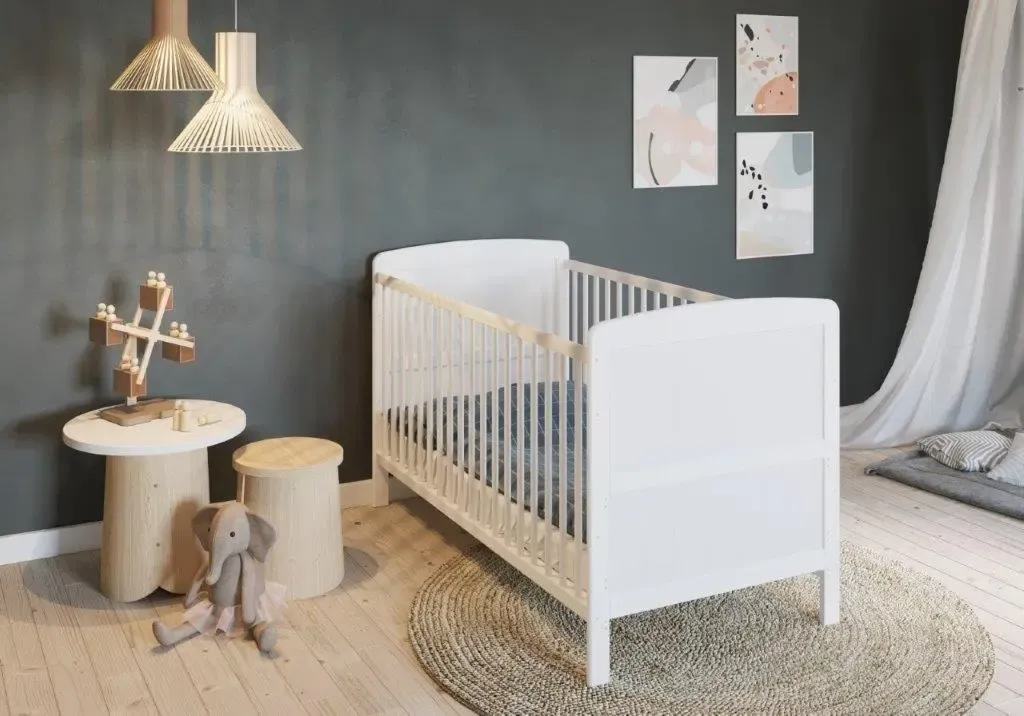 Kiedy obniżyć łóżeczko dziecięce